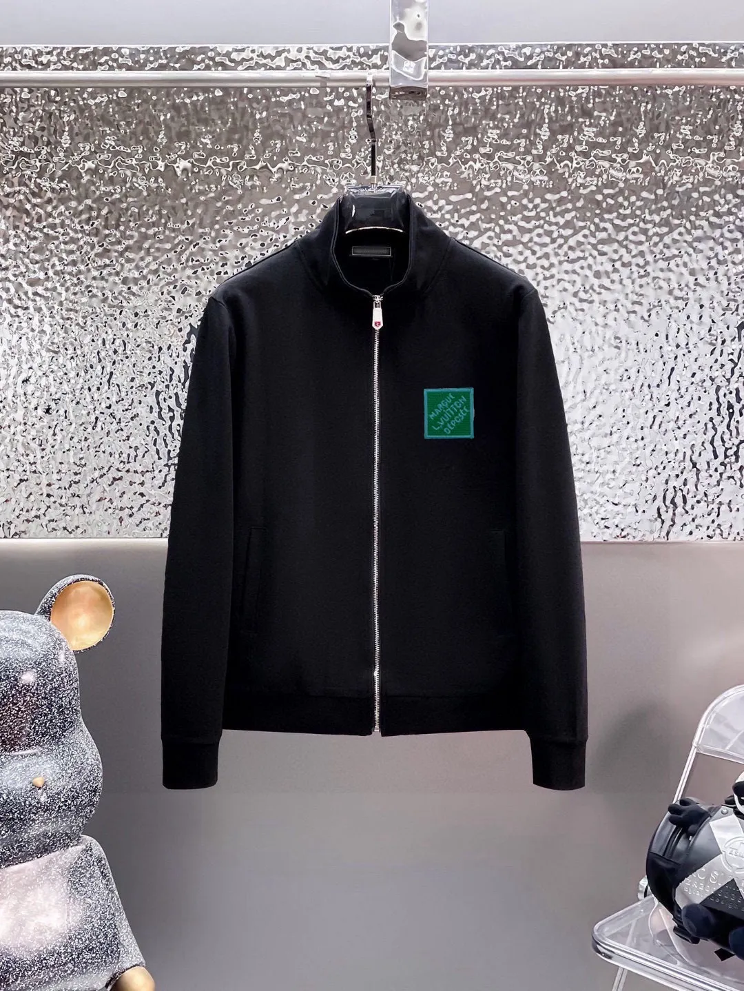 🅿️420 [LV Louis Vuitton] (Fat Man Gospel) hot-selling suit is coming. Focus on the original version of the official website. 2025 new hot-selling cardigan sweater suit. The original order is the best. 🇭🇰The meticulous work of top designers is dedicated to a fitting and perfect upper body effect. All-natural high-quality Roman cotton 100%, close-fitting comfort, noble and elegant! Original hardware embodies elegance and nobility! Counter size: M-5XL (maximum wear up to 220 pounds)